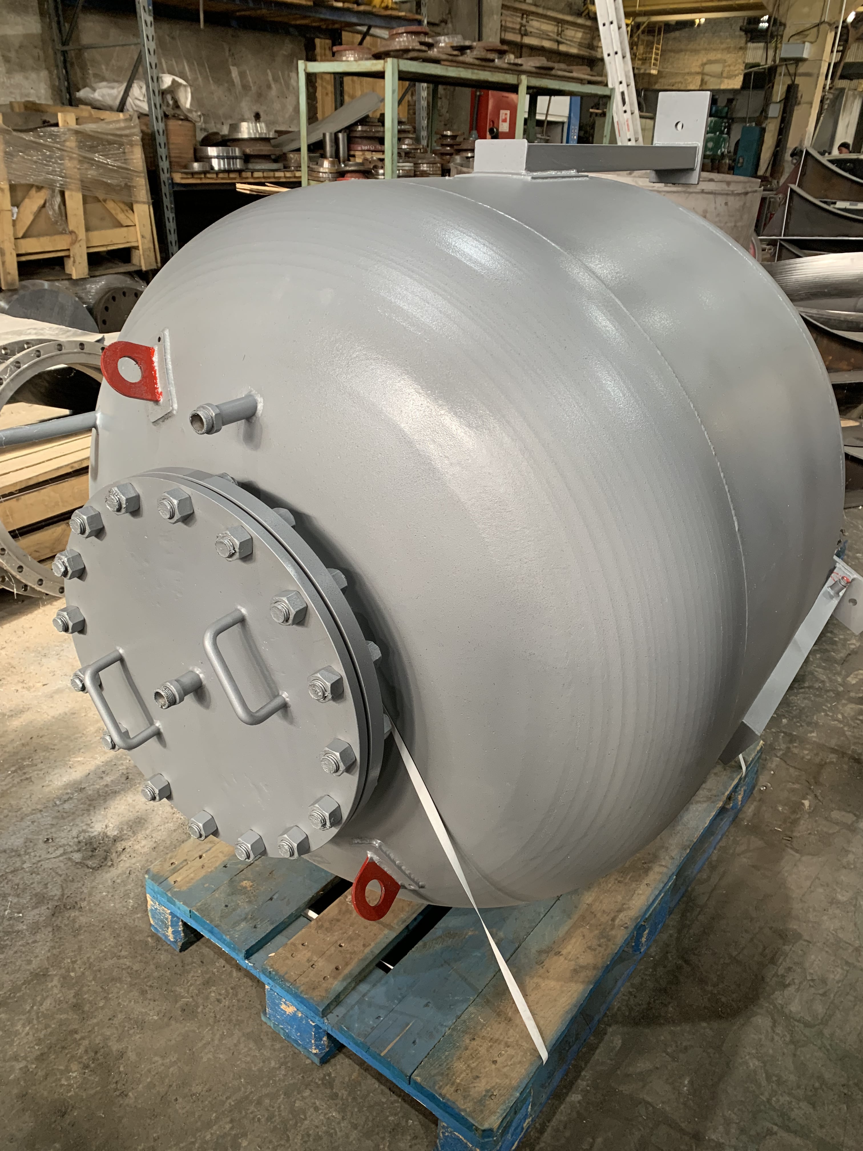 Компания ООО "НПО "Спецнефтемаш" выполнила заказ на изготовление  напорного бака объемом 1,1м3